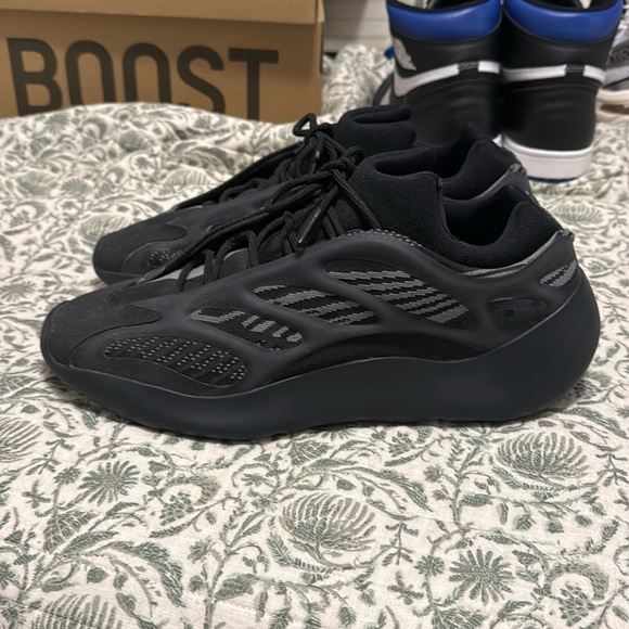 Yeezy 700 v3 Alvah Size 12 Used 9.5/10 condition - Picture 1 of 7